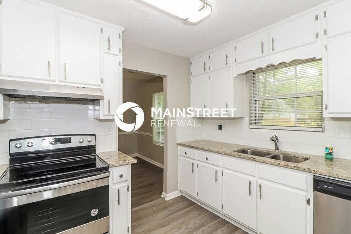 770 Stonebridge Cres - Photo 7 of 17