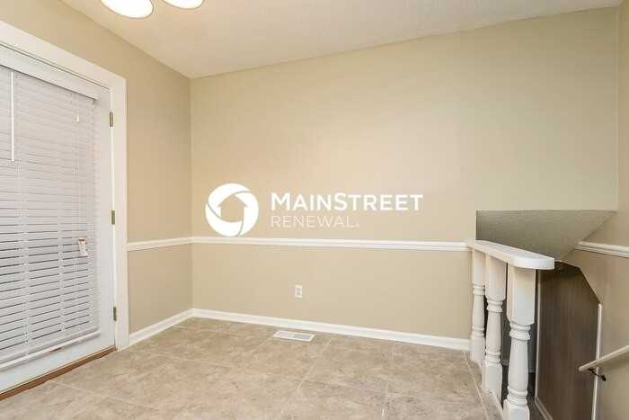 1817 Lyle Dr - Photo 3 of 14