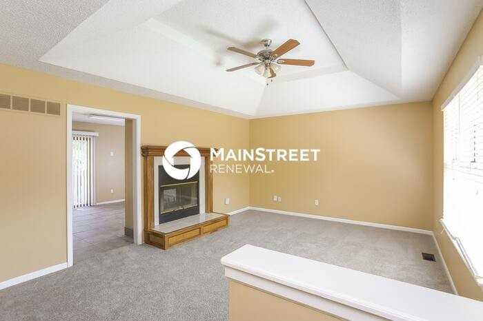 933 Ne Bristol Dr - Photo 4 of 17