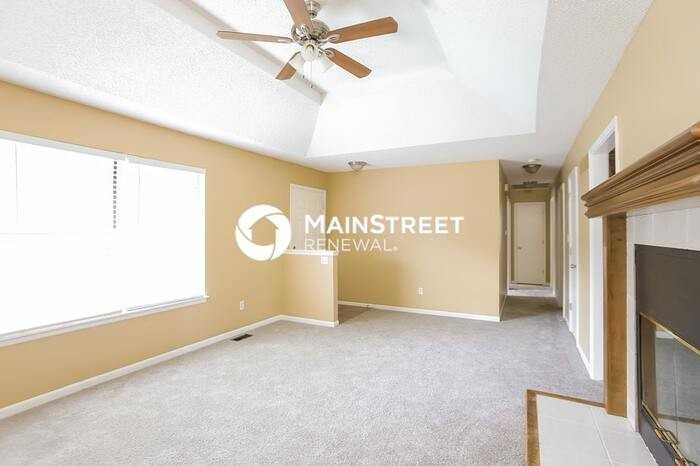 933 Ne Bristol Dr - Photo 5 of 17