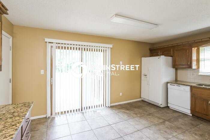 933 Ne Bristol Dr - Photo 6 of 17