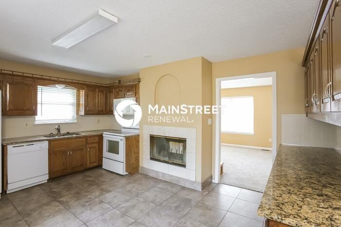 933 Ne Bristol Dr - Photo 7 of 17