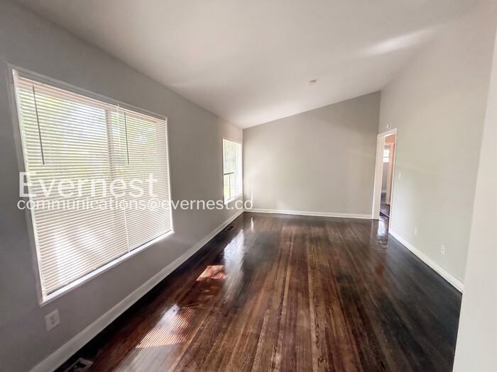 1232 Oakwood St - Photo 5 of 31
