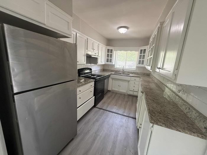1232 Oakwood St - Photo 7 of 31