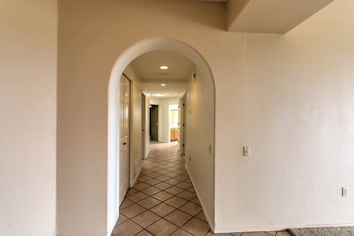 1410 W Hidden Crest Ct - Photo 4 of 47