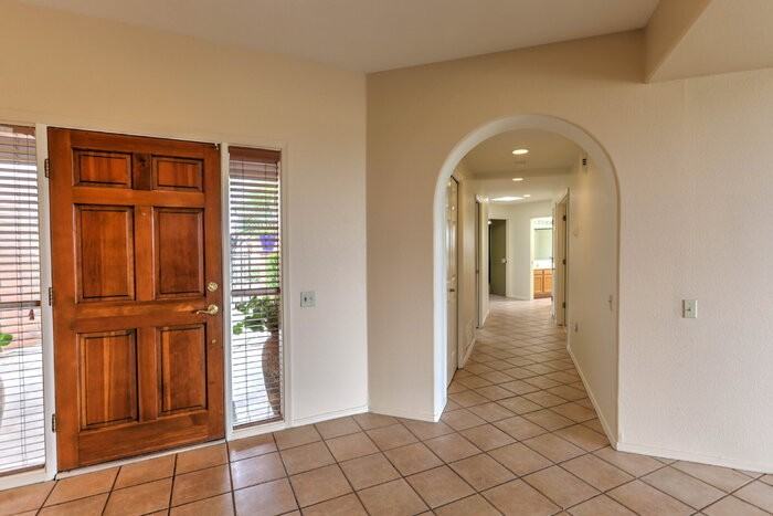 1410 W Hidden Crest Ct - Photo 5 of 47