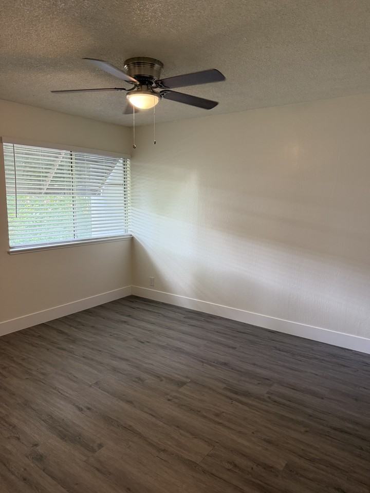 5128 Greenberry Dr - Photo 6 of 9