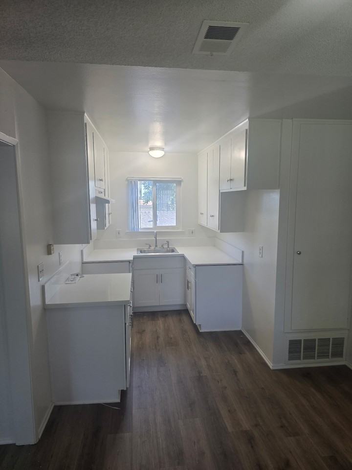 371 N Oak St #F - Photo 3 of 13