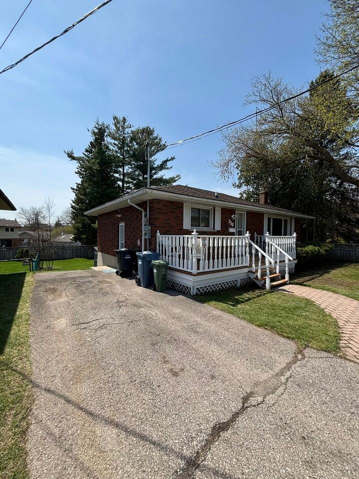 350 Victoria Road North - Photo 2 of 29
