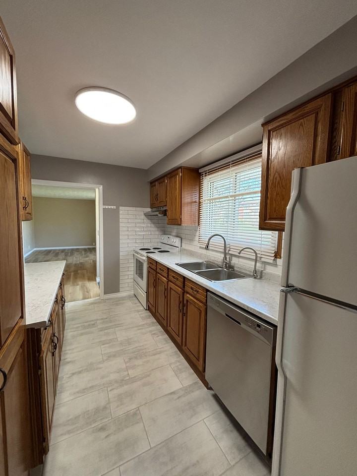 350 Victoria Road North - Photo 7 of 29