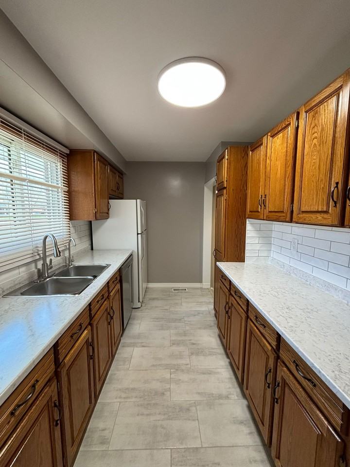 350 Victoria Road North - Photo 5 of 29