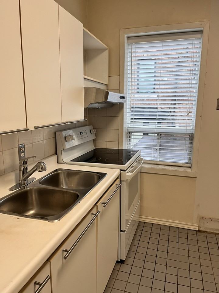 387 Roncesvalles Ave - Photo 4 of 13