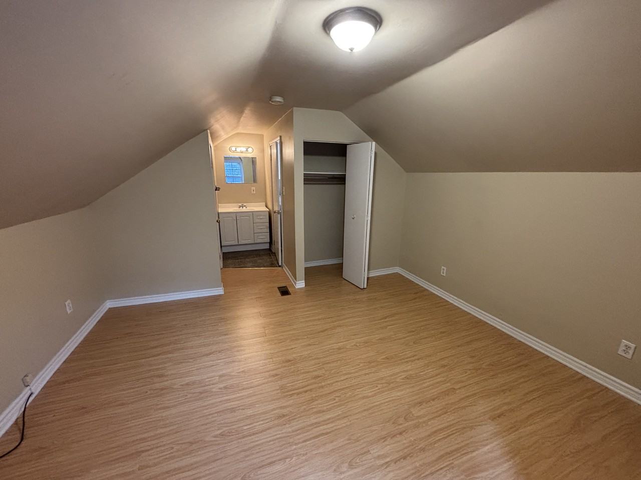 335 Nepean - Photo 2 of 8