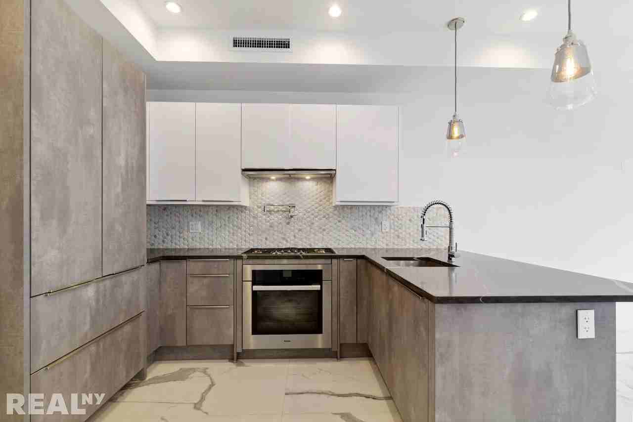 Avenue D #PH6 - Photo 2 of 8