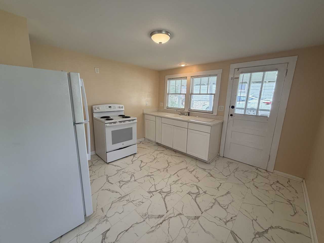 530 Crescent Dr #1 - Photo 4 of 9