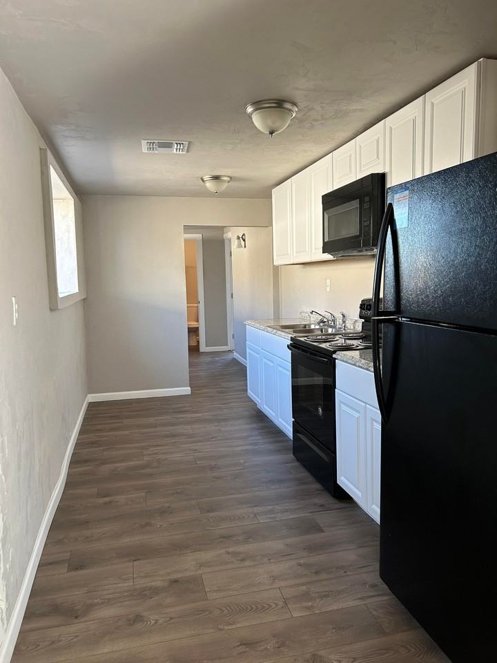 212 W Blacklidge Dr #1 - Photo 4 of 8