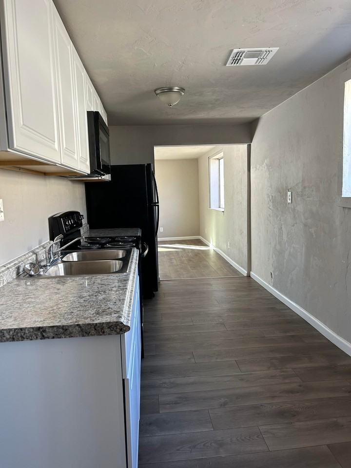 212 W Blacklidge Dr #1 - Photo 7 of 8
