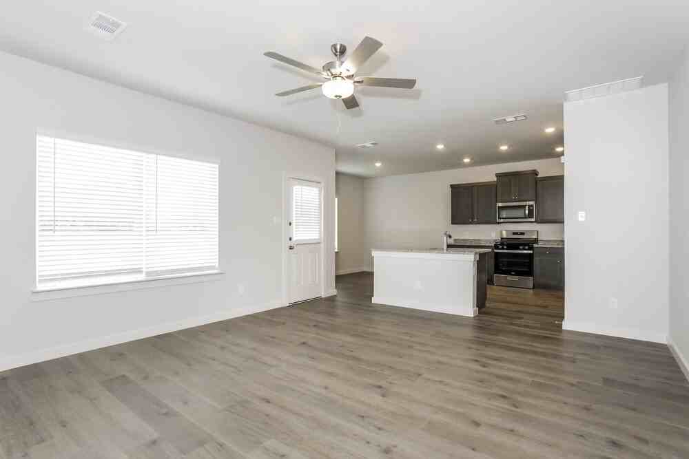 201 Julian Davis Dr - Photo 4 of 17