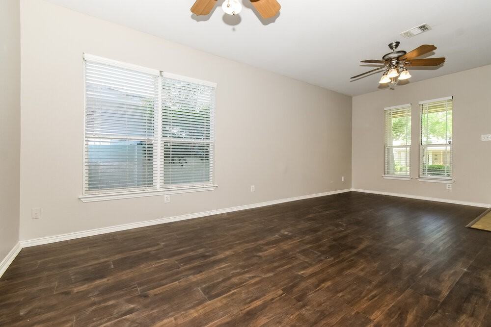 1116 Oakcrest Dr - Photo 5 of 17