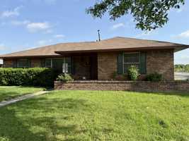 featured image of 1402 Linden Dr #1