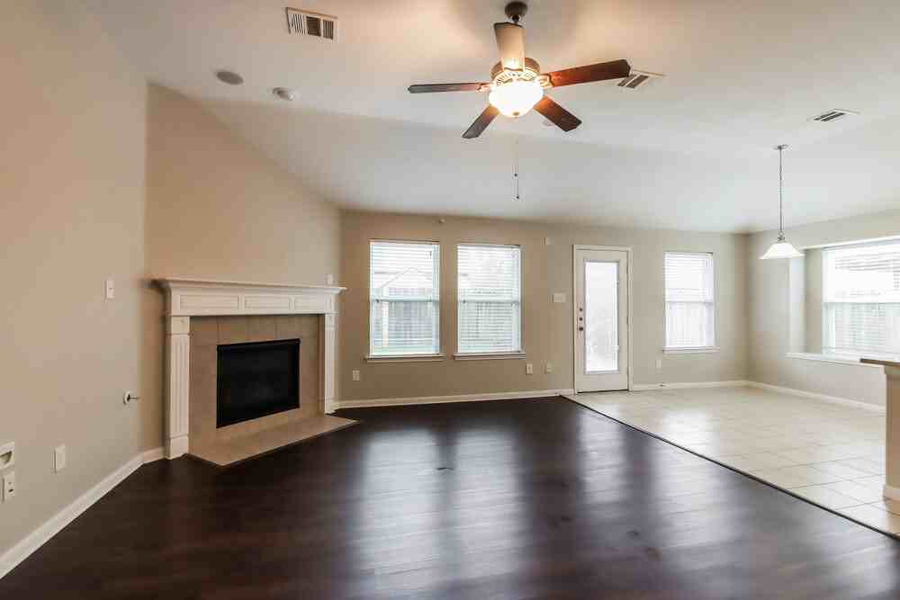 21519 Kings Bend Dr - Photo 3 of 16