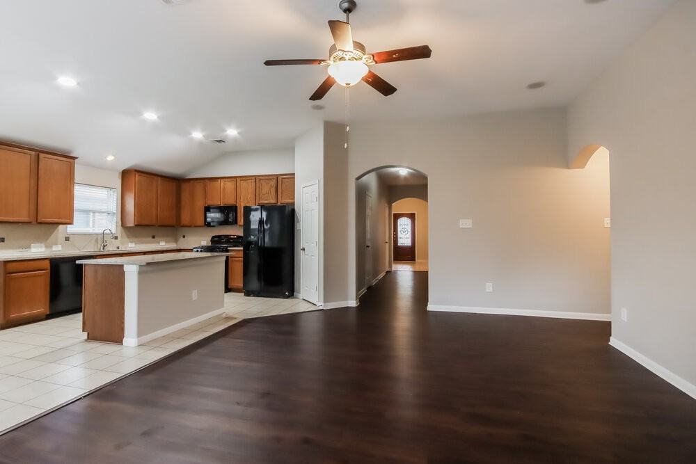 21519 Kings Bend Dr - Photo 4 of 16