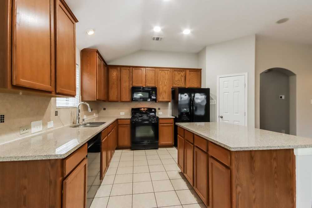 21519 Kings Bend Dr - Photo 5 of 16