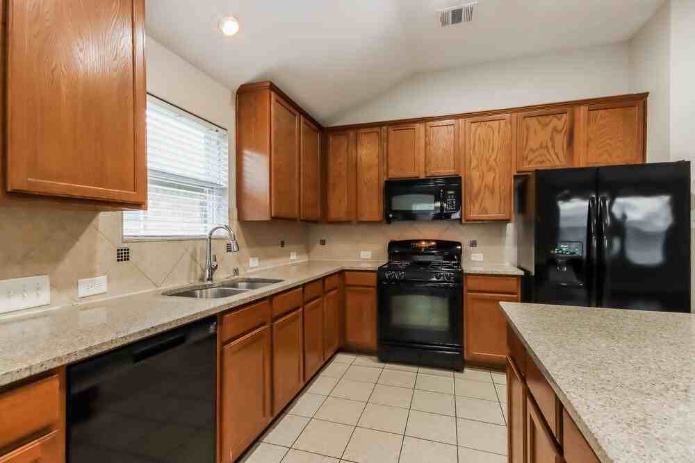 21519 Kings Bend Dr - Photo 6 of 16
