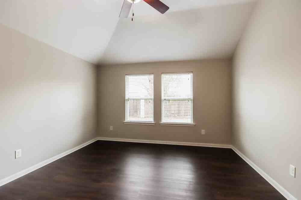 21519 Kings Bend Dr - Photo 7 of 16
