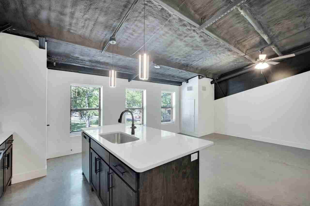 Lawson - Apartments - Photo 3 of 10