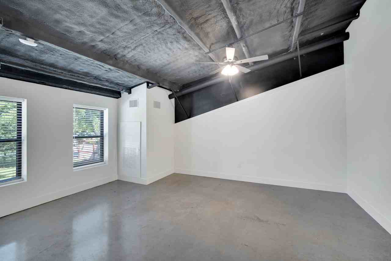 Lawson - Apartments - Photo 4 of 10