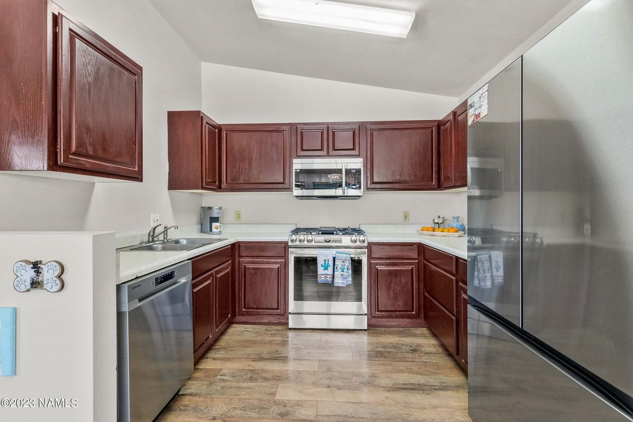 1061 W Morse Ave #1 - Photo 3 of 17