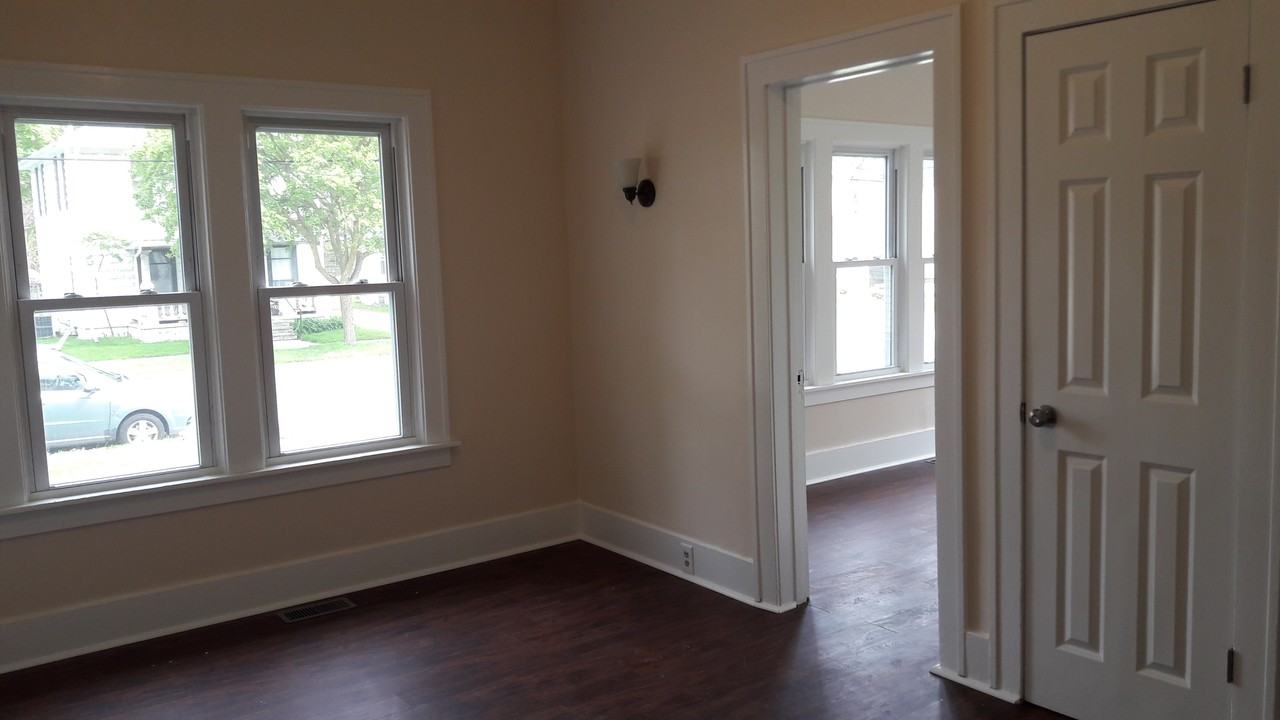 310 7th St - Photo 6 of 8