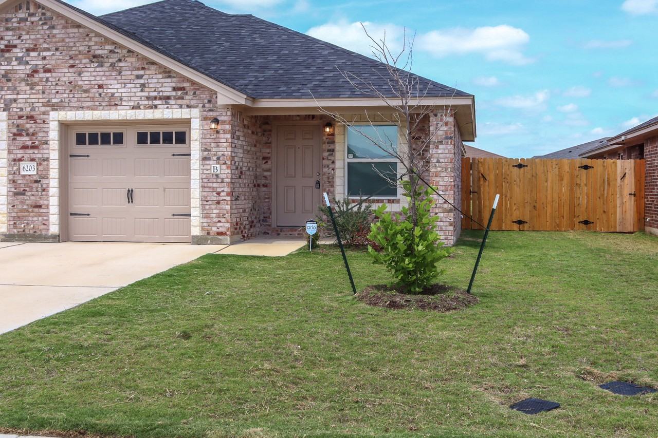 6203 Twistleaf Lane - B #B - Photo 2 of 34