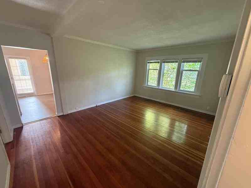 249 Victoria Rd Uppr - Photo 3 of 41