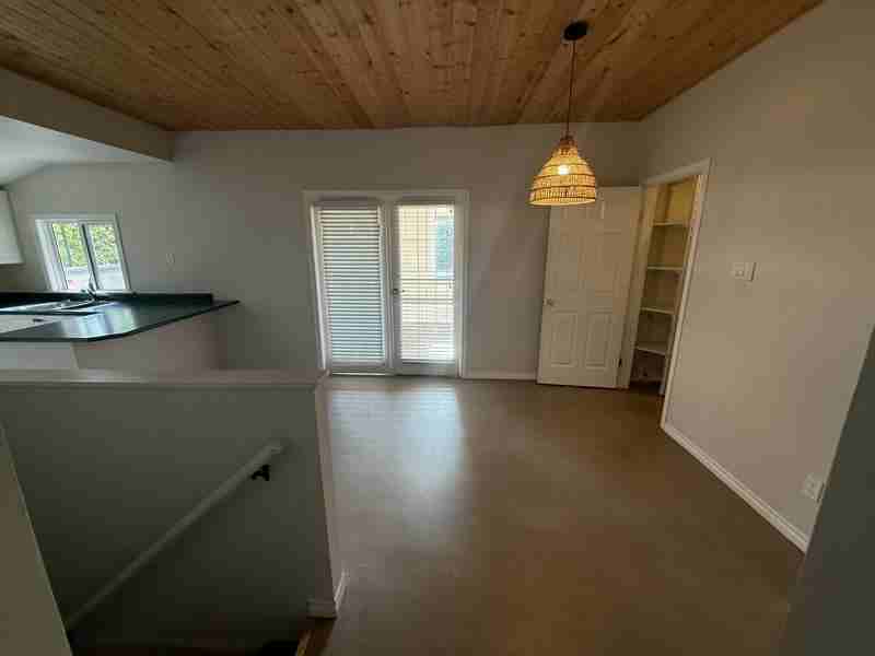 249 Victoria Rd Uppr - Photo 7 of 41