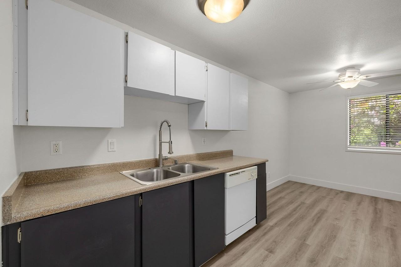 Erica Village - Photo 6 of 28