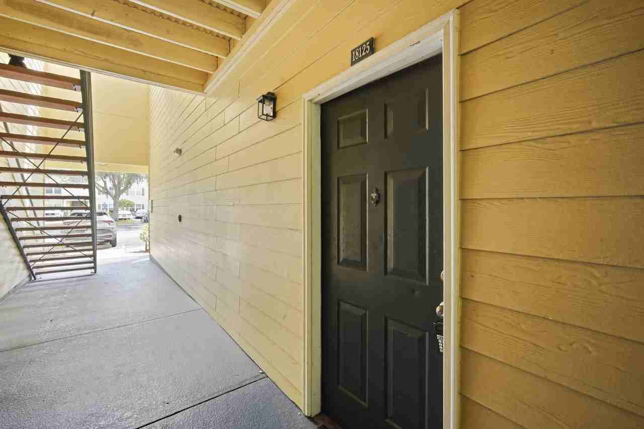 18125 Sterling Gate Cir - Photo 3 of 23