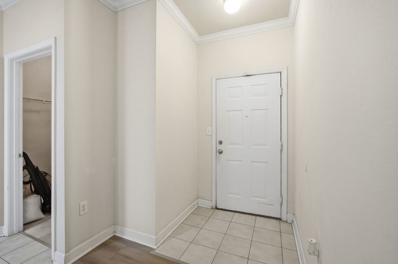 18125 Sterling Gate Cir - Photo 4 of 23