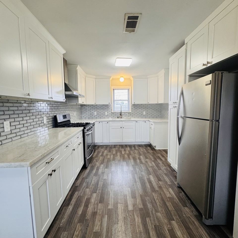 1212 S 36th St - Photo 4 of 18