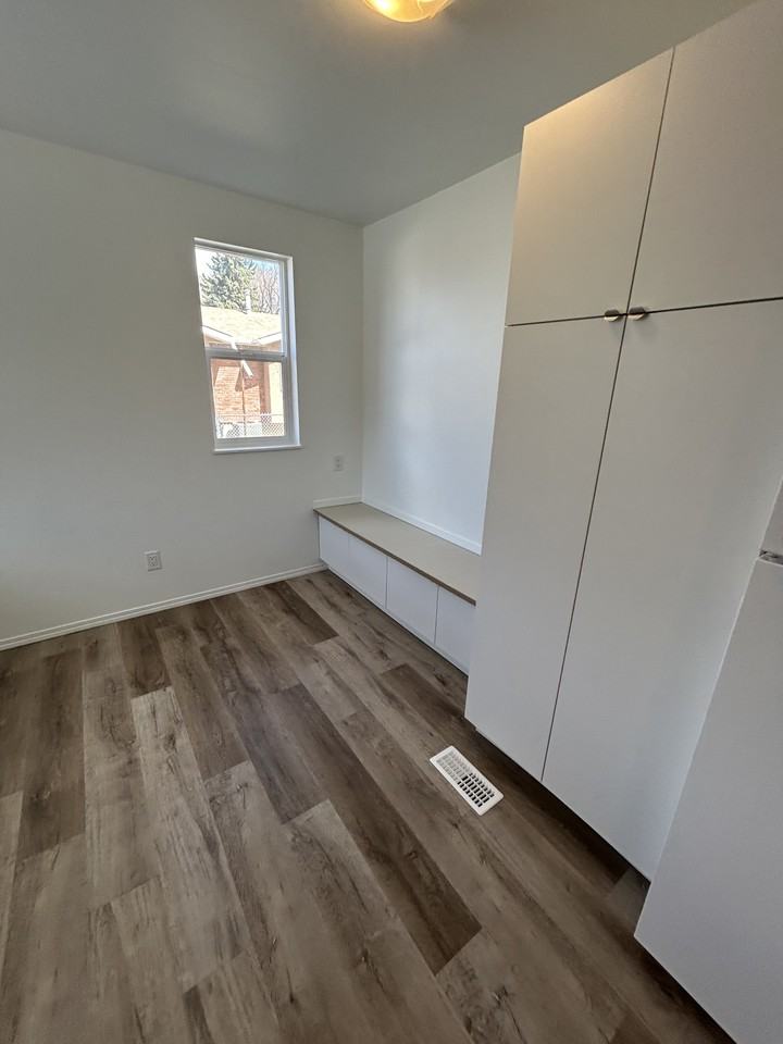 12208 57 St Nw Bsmt #12208BS - Photo 3 of 10