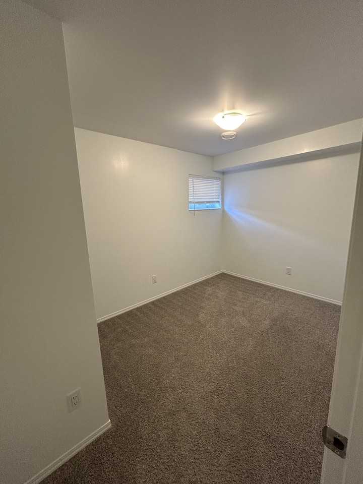 12208 57 St Nw Bsmt #12208BS - Photo 5 of 10