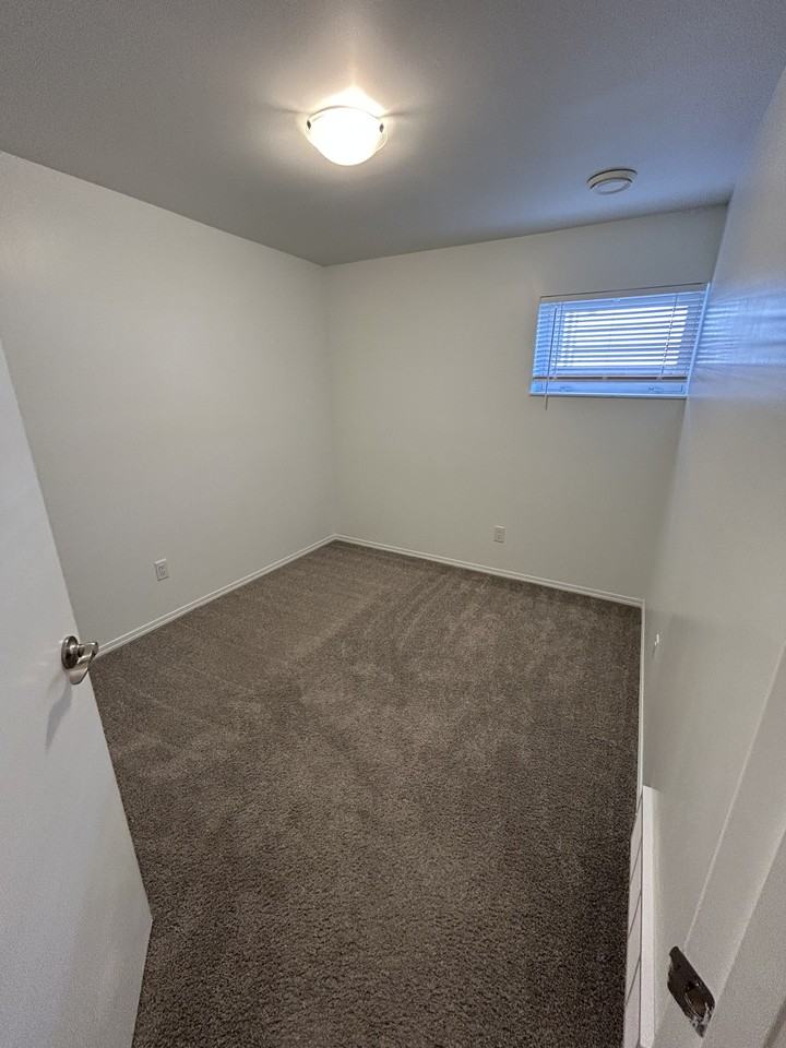 12208 57 St Nw Bsmt #12208BS - Photo 6 of 10