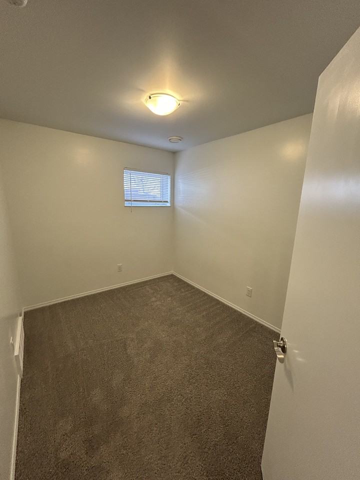 12208 57 St Nw Bsmt #12208BS - Photo 7 of 10