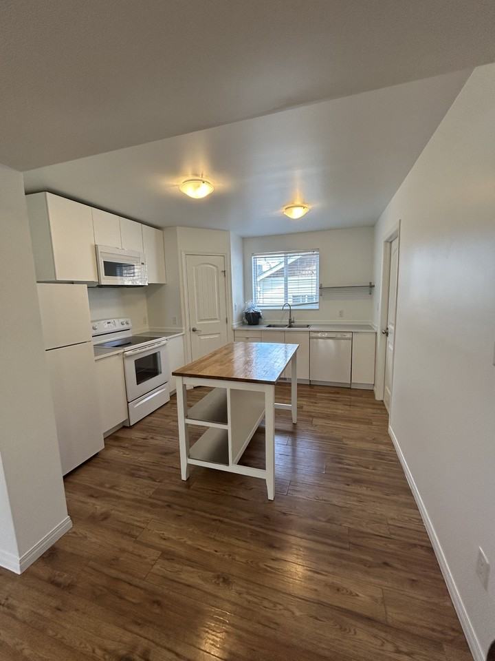 12228 60 Street NW - 12228 Main #12228MAIN - Photo 6 of 37