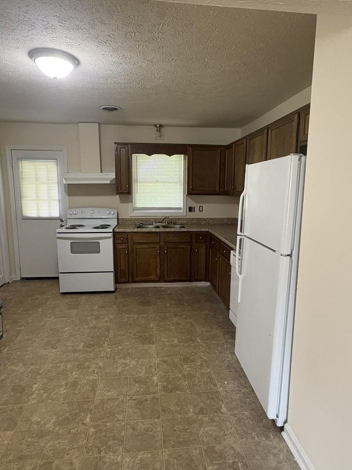 1721 Oshea St #B - Photo 4 of 24