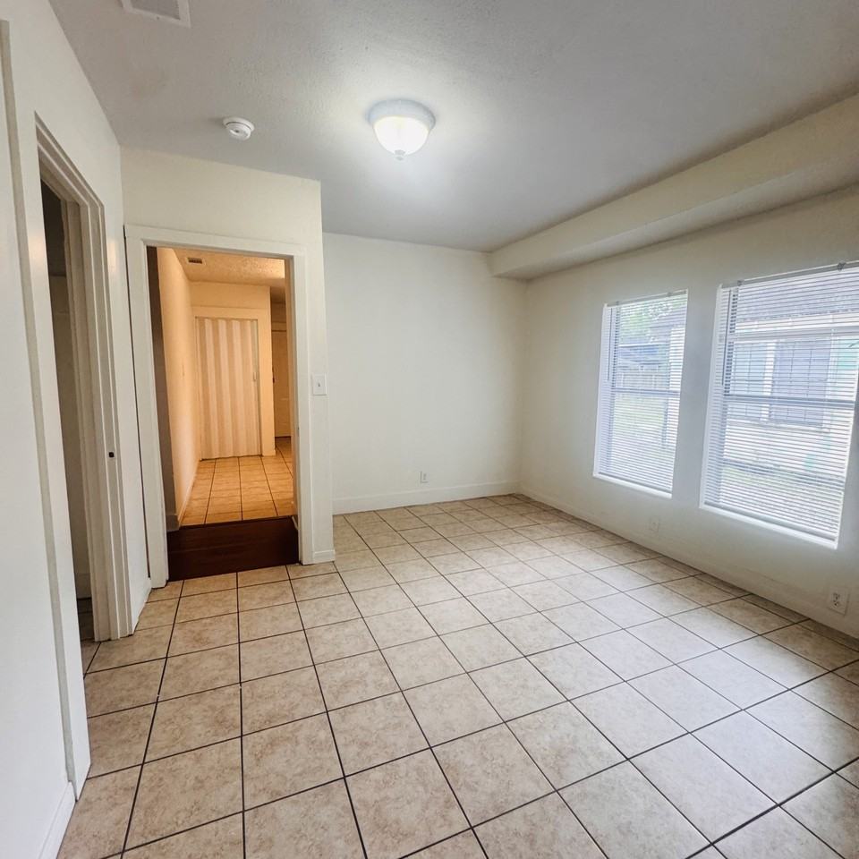 4020 Howard St - Photo 4 of 15