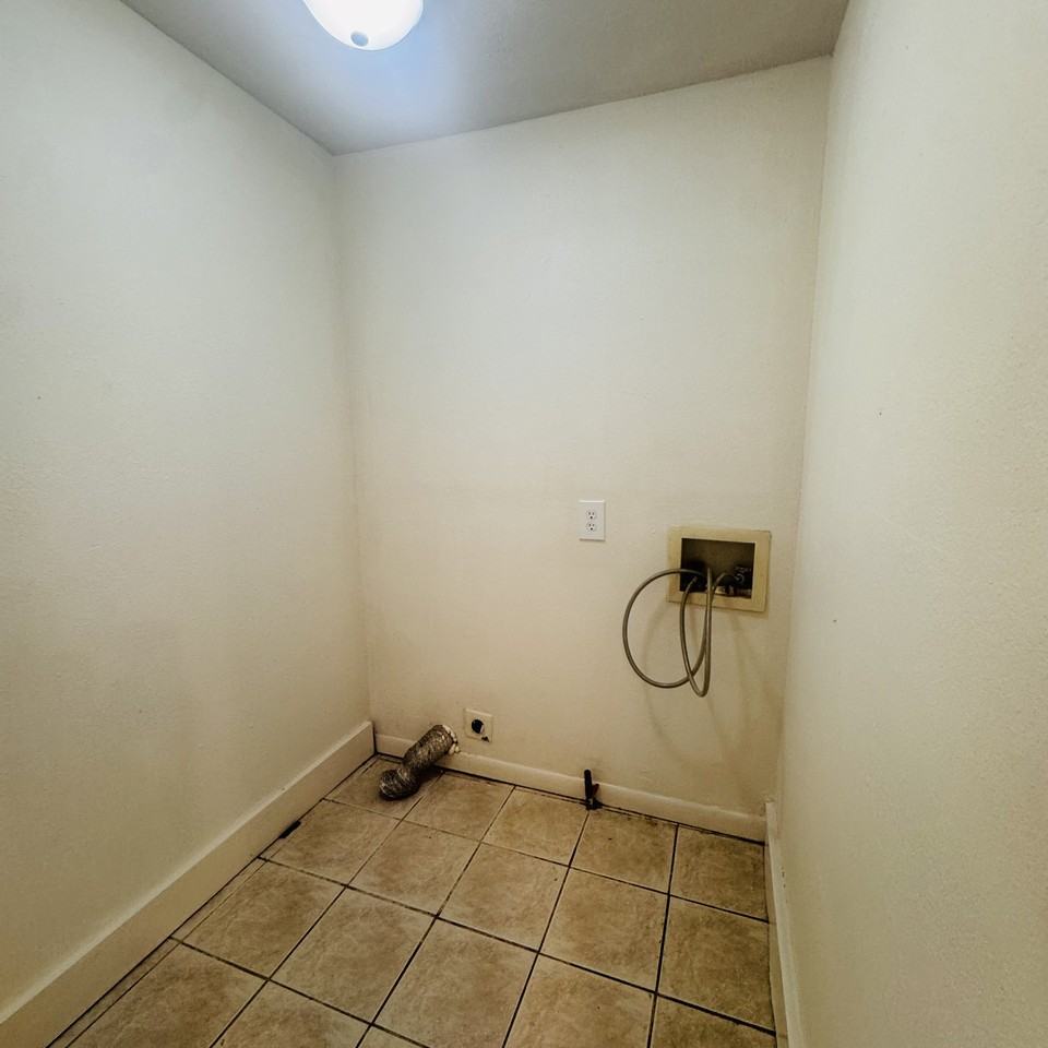 4020 Howard St - Photo 7 of 15