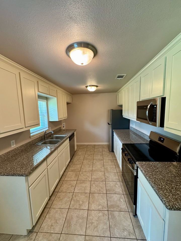 2801 W Springdale Cir #1 - Photo 4 of 14