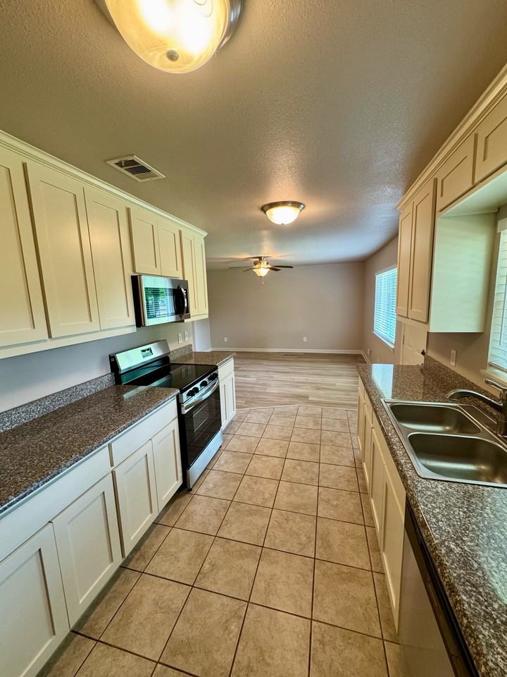 2801 W Springdale Cir #1 - Photo 5 of 14